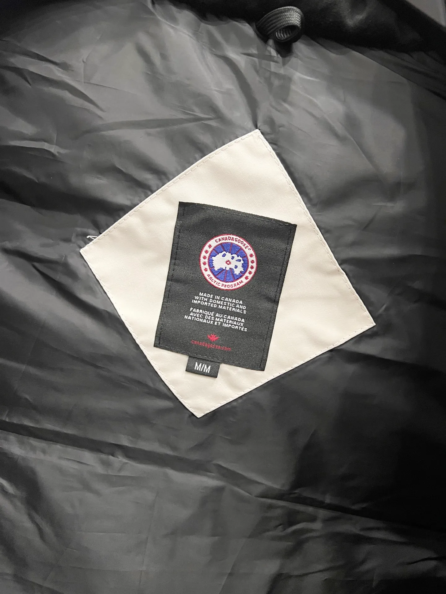 P330 model number: YC26 Canada goose/Canada Goose 4154M Freestyle Crew down vest, using international 50 down, genuine original clothing, pay attention to the version, YKK double zipper, velvet on the back collar, more warm, zippered hidden pocket on the inside, genuine mesh pockets on the inside. If you need to compare with the genuine product, check it out at any time. All accessories are made by the original factory. The fabric is molded and customized according to the original version. It can be restored by kneading it at will (fabric interpretation: the harder the fabric, the better the waterproof performance. Only those who buy the latest authentic version this year will notice the softness and comfort of the fabric. Soft fabrics are waterproof and have memory rebound function, which is the authentic fabric). The down is synchronized with genuine white duck down, fluffy and not clumps. The original version of Big Goose is white duck down. It is not the goose down boasted by the world's random copywriting. It can be verified through any official channel. Customized authentic YKK double zipper military-grade copper core zipper puller. High hardness and no jamming. The original smoothness is restored. The workmanship and wiring are all controlled by workers with more than ten years of service. They must be horizontal and vertical. No crookedness. The inner wiring density is more sophisticated. Feel free to compare. Big goose label. Collar label. Washed label. Hangtag. Zipper rope. Pocket label. Collar velvet. Buttons. All details are updated simultaneously with the original version. The best version. A fighter in a world-famous vest. Compare to the entire network. Color: Black White Navy Blue Gray Gray Gray Label Size: S-XXL